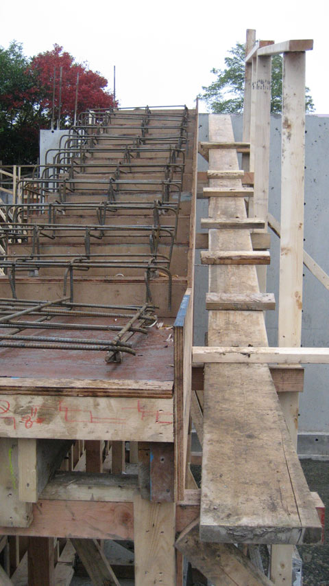 cantilevered+concrete+stair-formwork-and-reinforcement