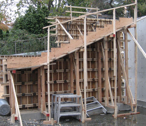 cantilevered+concrete+stair-formwork