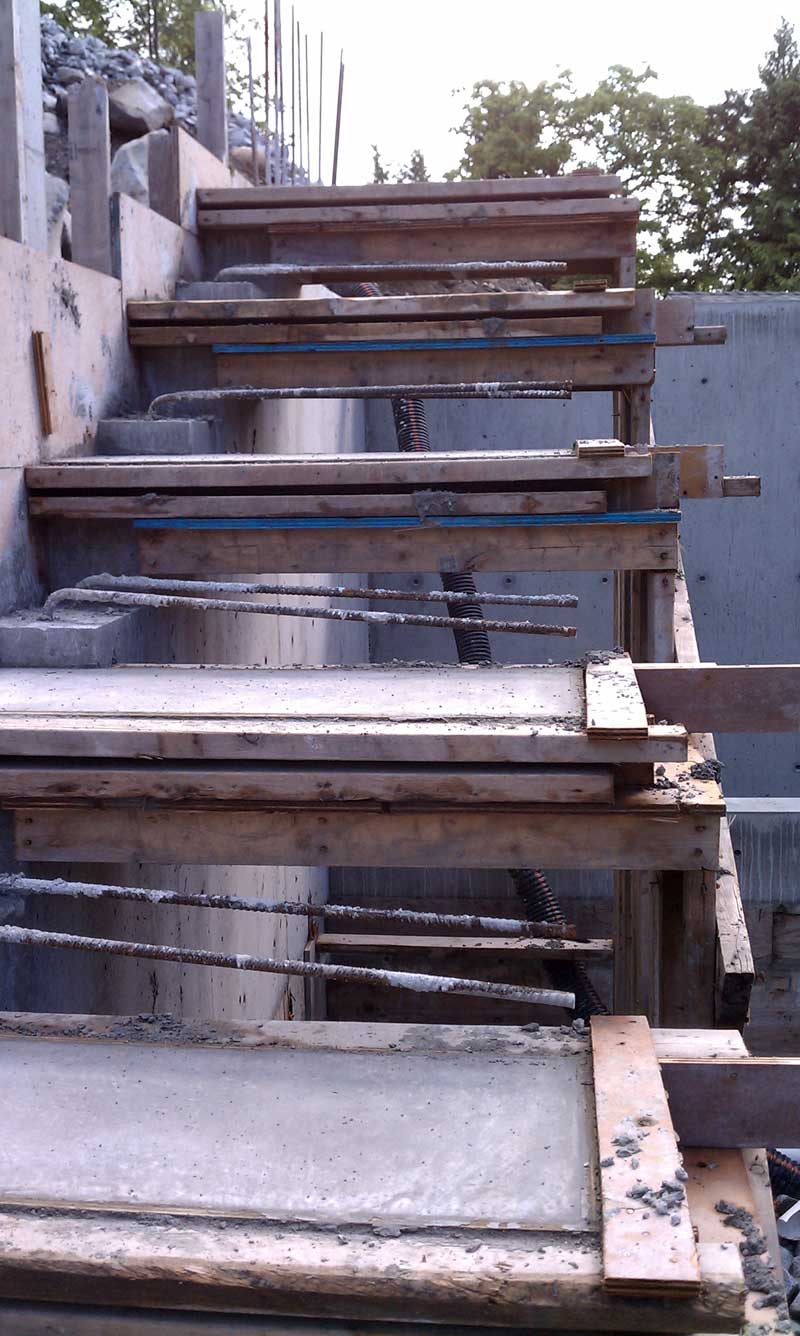 cantilevered-concrete-stair-formwork-closeup-rebars