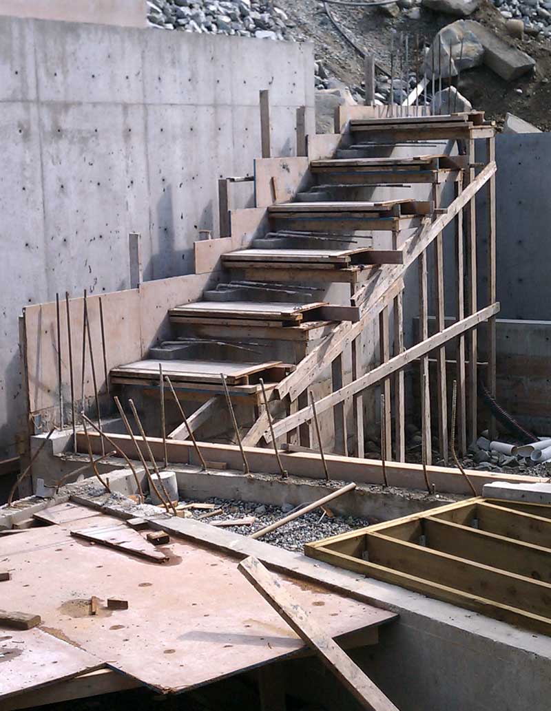cantilevered-concrete-stair-formwork