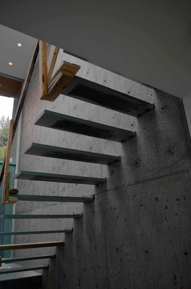 STEEL-CANTILEVERED-STEPS-ATTACHED-TO-CONCRETE-WALL