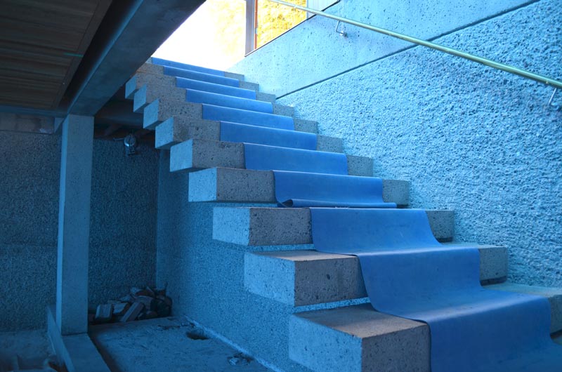 ARTHUR-ERICKSON-EPPICH-HOUSE-RENOVATION---CANTILEVERED-CONCRETE-STEPS-WITH-OPEN-RISERS-3