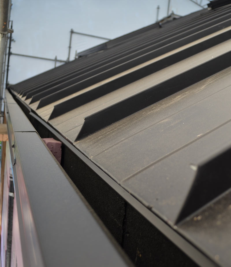 METAL-STANDING-SEAM-ROOF-DETAIL-AT-CONCEALED-GUTTER